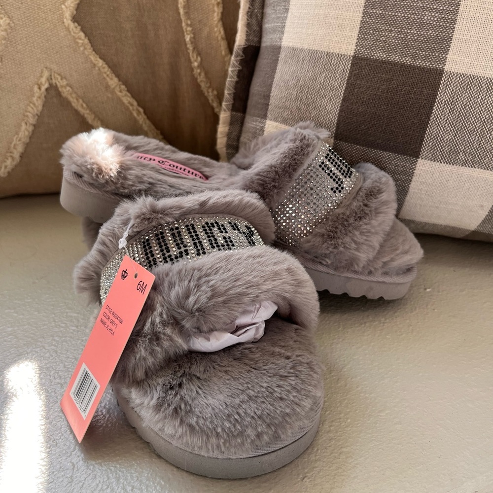 Juicy Couture faux fur Grey slippers sandals. New with tag nwt. Size 6